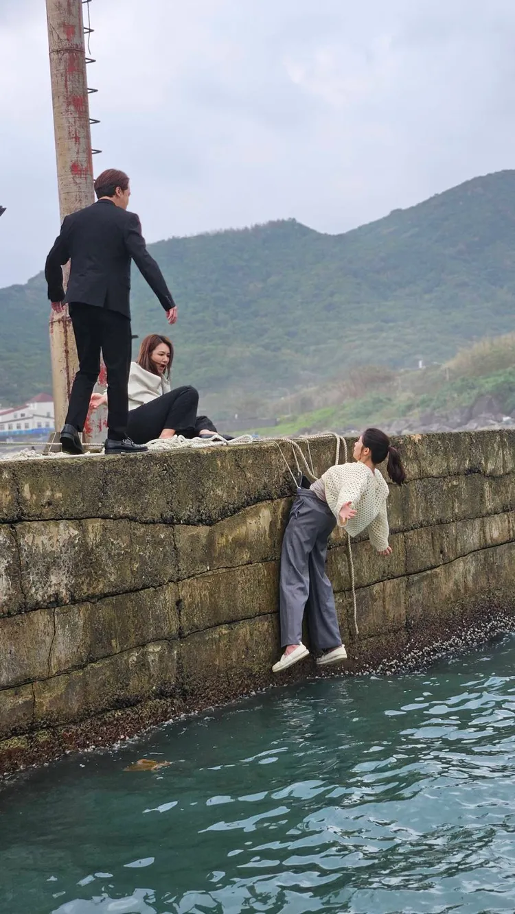 曾智希（垂吊者）拍落海戲，安全措施很足。民視提供