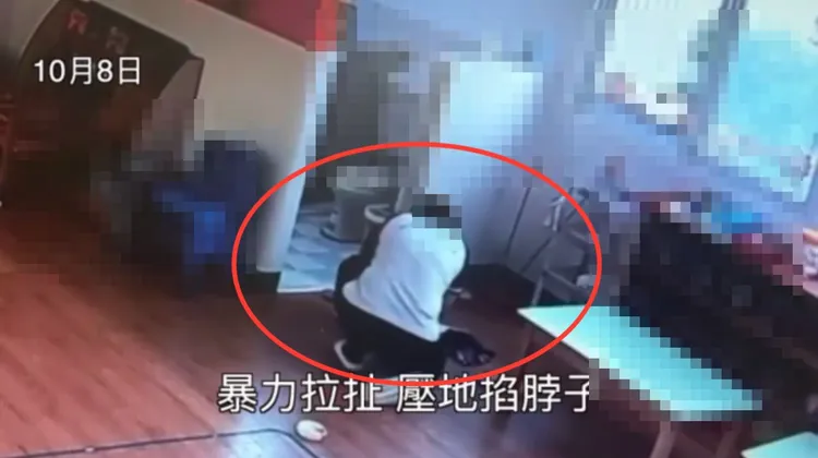 女童尿褲子被教保員壓在地上掐脖子。民眾提供