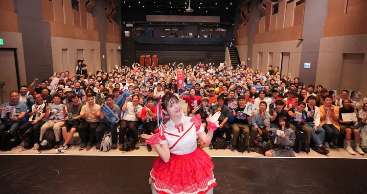 上坂堇跟全場大合照。好玩國際文化提供