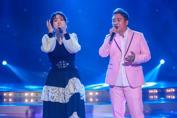 王中平（右）與秀蘭瑪雅對唱。民視提供