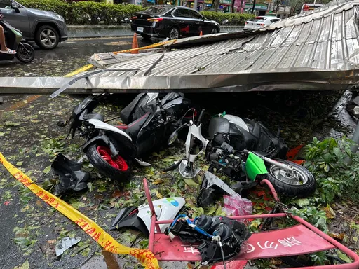 谁家的铁皮?台风过境出门如障碍赛 柳采葳吁北市府立专案