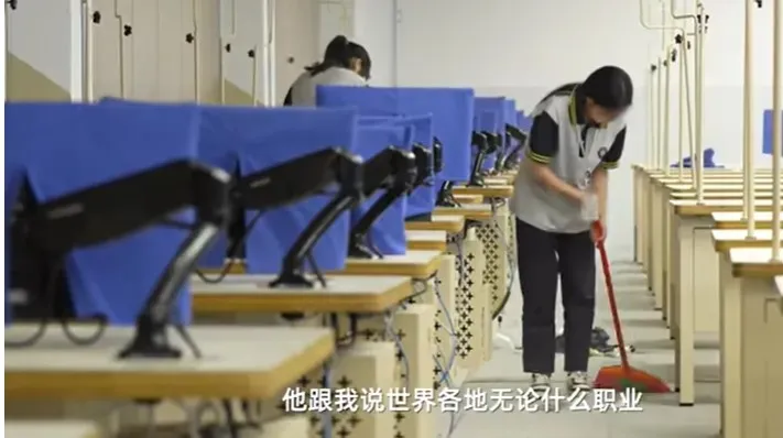 當主辦單位找到姜萍時，她正在打掃環境。翻攝微博/阿里巴巴全球數學競賽