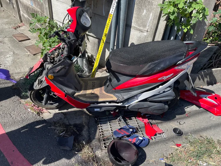 機車車頭被撞爛，蘇男頭部重創不治身亡。民眾提供