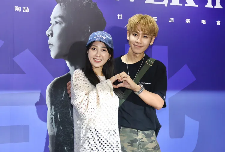 鼓鼓（右）與未婚妻大元朝聖陶喆演唱會，比心放閃。莊宗達攝