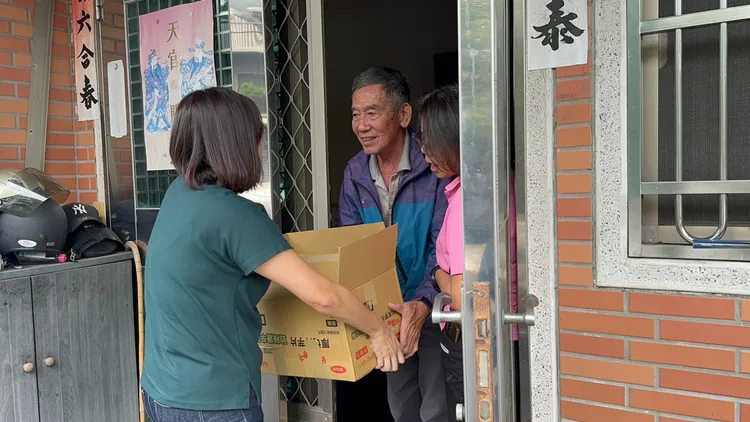 陳乃瑜前進新店、烏來偏遠災區送物資，希望盡一份心力解決當地民眾生活困難。服務處提供