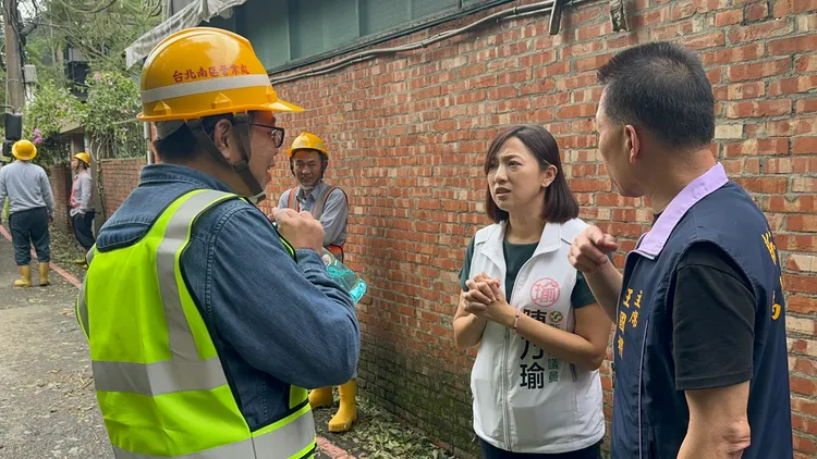 對於山區住戶尚且無法用電，台電人員加班修復，陳乃瑜對其奉獻給予致謝。服務處提供