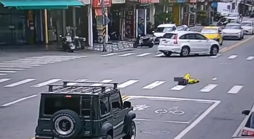 不能好好走?花莲街友翻滚过马路被录下 警关切竟称「喝醉了不知在干嘛」