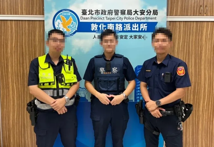 郭姓警員（左）在派出所內廁所裝針孔偷拍。翻攝畫面