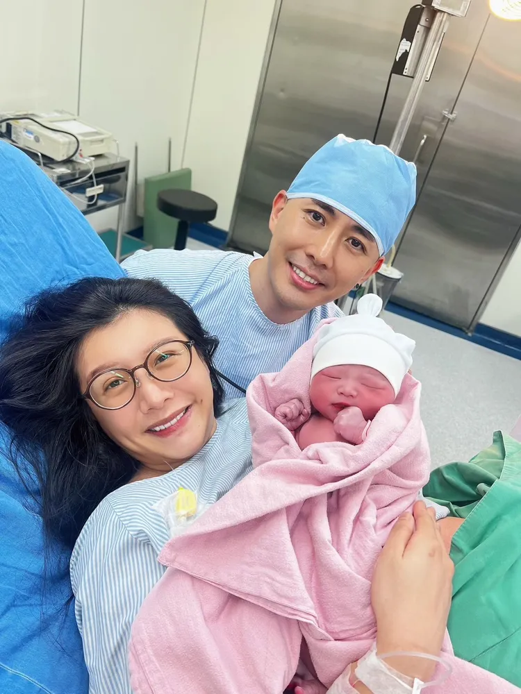 陳俋塵在今天上午誕下女娃。唱戲世界娛樂提供