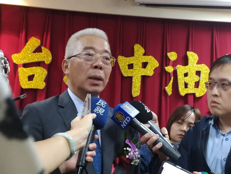 台灣中油今舉行新任董事長方振仁及總經理張敏布達典禮。方振仁會後受訪．許麗珍攝