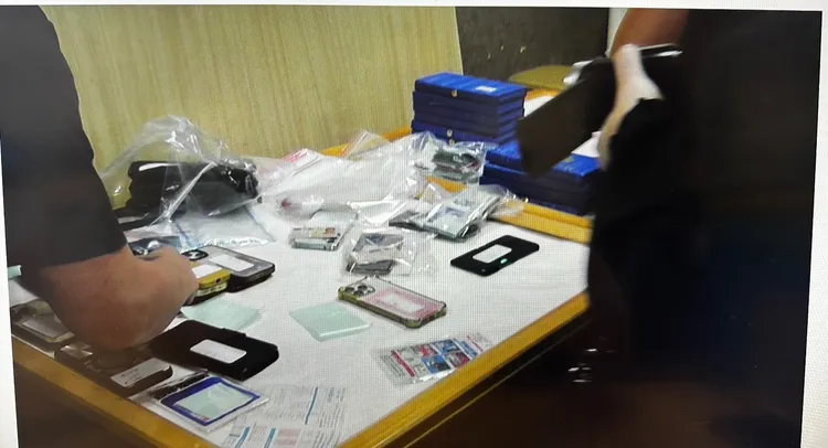 警方在現場查扣百萬元賭資及K他命等證物。翻攝照片