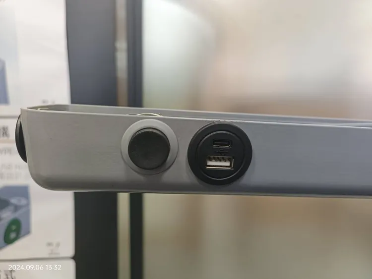 座椅扶手處增設USB Type-A及Type-C充電插座。台鐵提供