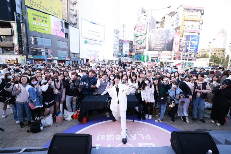 洪暐哲超寵粉，簽名簽到天黑。年代提供