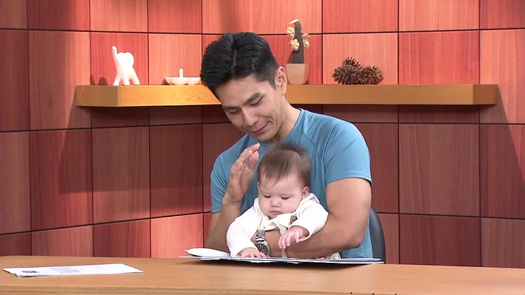 祖雄女兒內內攝影棚首度亮相，在爸爸懷裡相當安穩。年代提供