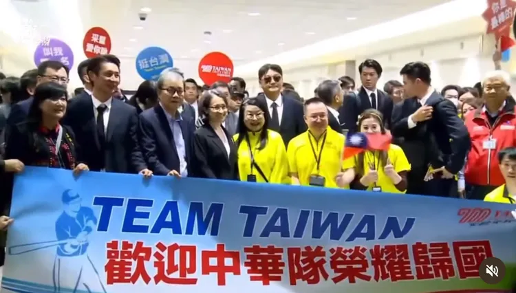 免稅店黃衣大軍亂入合照被罵爆。翻攝公視