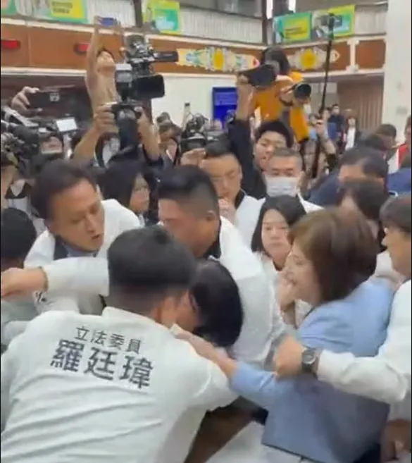 爭議十足的《財政收支劃分法》今於立法院財委會再戰，竟變成大亂鬥。資料照