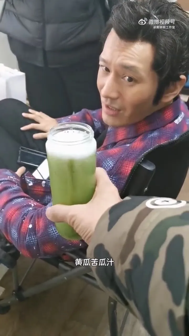 黃曉明減肥方式是只喝蔬果汁果腹。翻攝黃曉明工作室微博