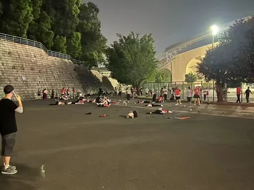 傷亡恐破百！休旅車闖珠海體育中心衝撞　「民眾倒一地」影片曝光