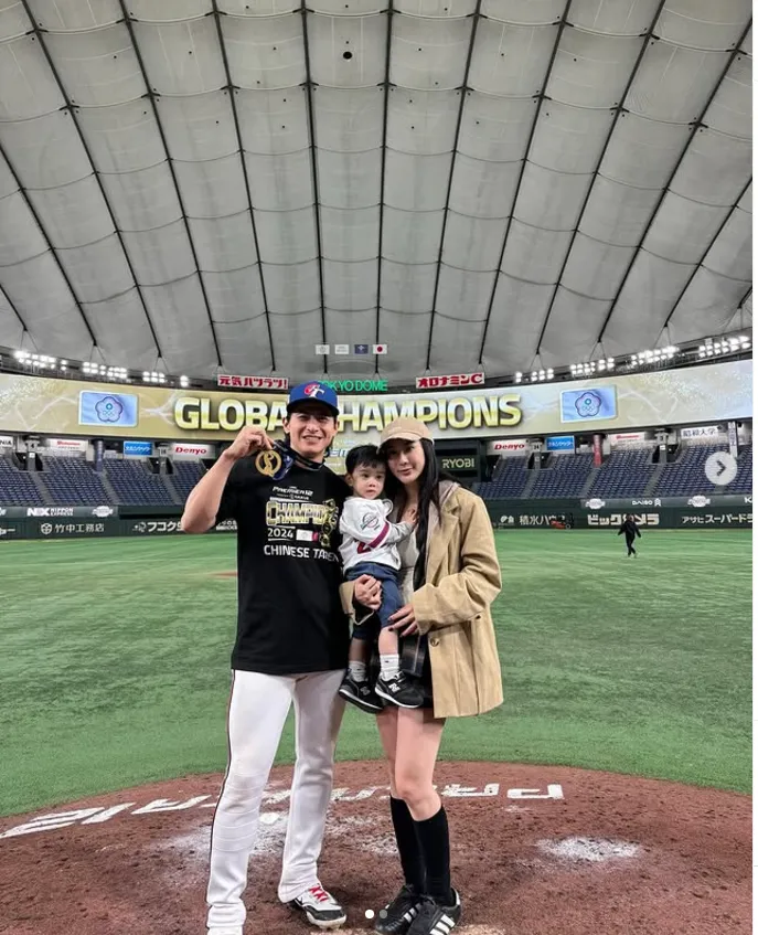 陳傑憲一家三口在球場合照。翻攝陳傑憲IG
