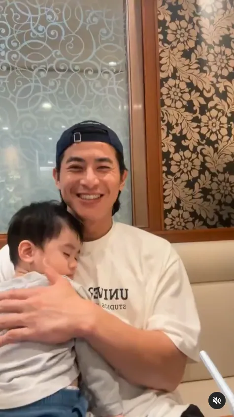 陳傑憲邊吃飯邊顧小孩。翻攝郭俊麟IG