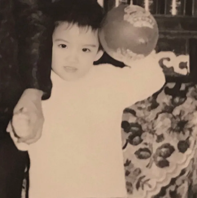 周慧敏童年模樣超可愛。翻攝周慧敏微博