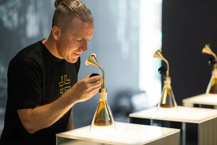 溫度物所的植物裝置藝術帶來了巴拿馬的雨林景致，桌上擺放的香氛瓶可嗅吸到Ninety Plus各款精品咖啡的豐富迷人的香氣，讓選購的開始就是一場最高質感的體驗。業者提供