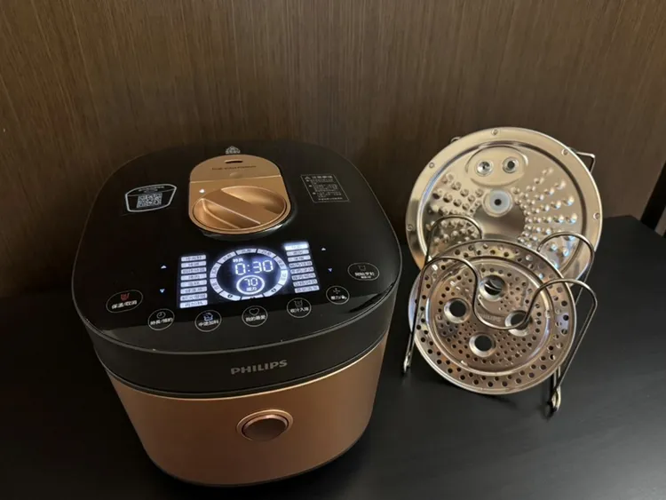 原PO除了入手三星手機，也買下「飛利浦智慧萬用鍋」，稱讚是料理小白的好幫手。翻攝自「momo網購好物交流社團」