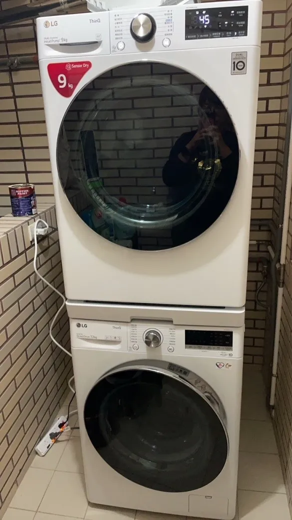 原Po趁雙11檔期還一同換新「LG 13kg蒸洗脫變頻滾筒洗衣機」除了洗衣功能還可以烘乾，不占空間相當方便。翻攝自「momo網購好物交流社團」