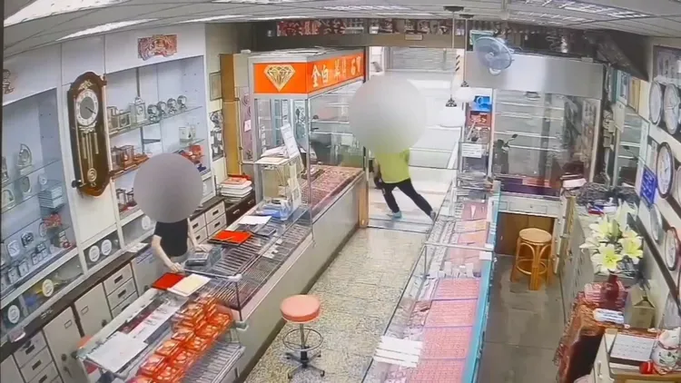 被害員工追出去。民眾提供