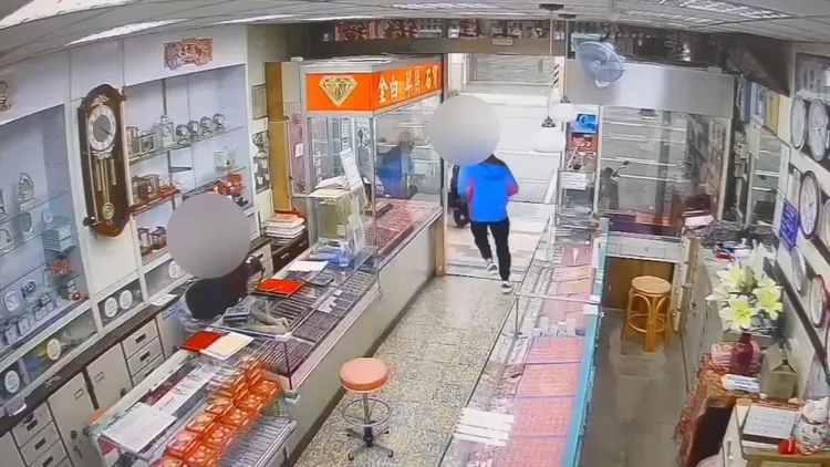 何男戴上價值30多萬元的金項鍊逃逸。民眾提供