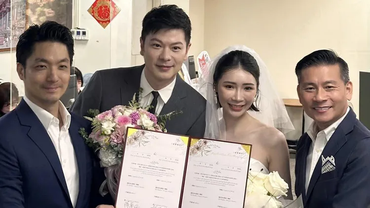 台北市長蔣萬安（左一）、北市議會議長戴錫欽（右一）擔任李柏毅（左二）結婚見證。翻攝自李柏毅臉書