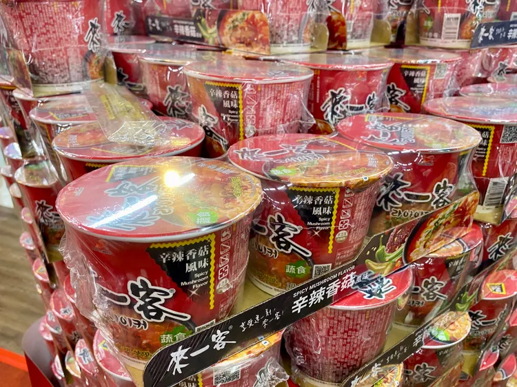 家樂福針對來一客「辛辣香菇」推出優惠3入組，換算每杯只要28元。莊偉祺攝