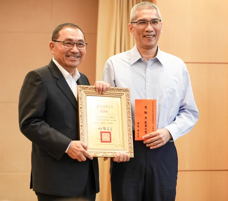 侯友宜表揚北市警薛先得。警方提供