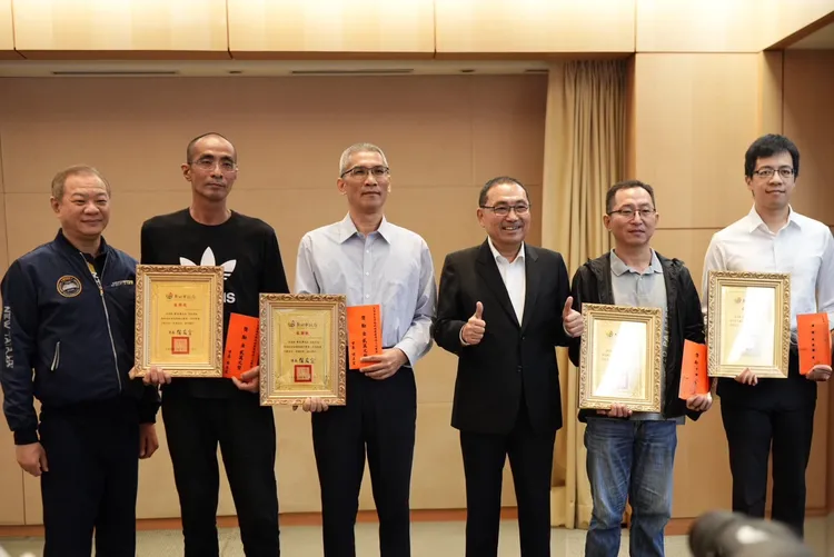 侯友宜公開表揚4位見義勇為制伏歹徒的捷運英雄。警方提供