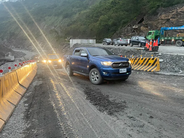 台20線明霸克露橋河床便道搶通。公路總局提供