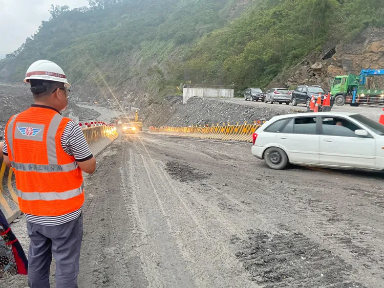 台20線明霸克露橋河床便道搶通。公路總局提供
