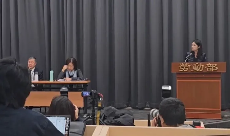勞動部政務次長許傳盛（左）、勞動部長何佩珊（右）於記者會說明調查結果。記者張綵茜攝