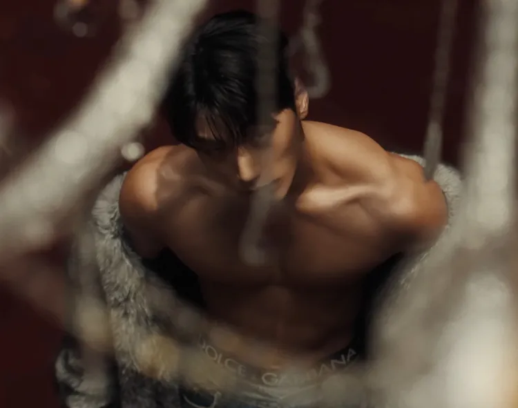 崔傘在最新主打歌MV中展現好身材。索尼音樂提供