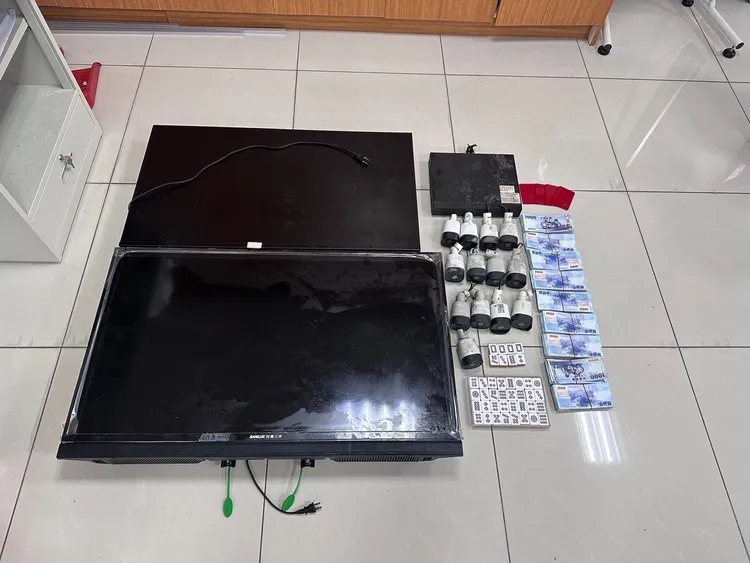 萬華警查獲相關證物。警方提供