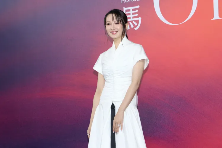 李杏合作偶像森田剛，露出害羞的表情。莊宗達攝