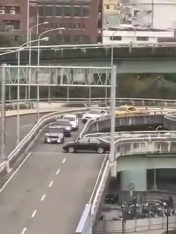 車輛大排長龍等待逆向的黑色自小客車倒車迴轉。翻攝黑豪家族