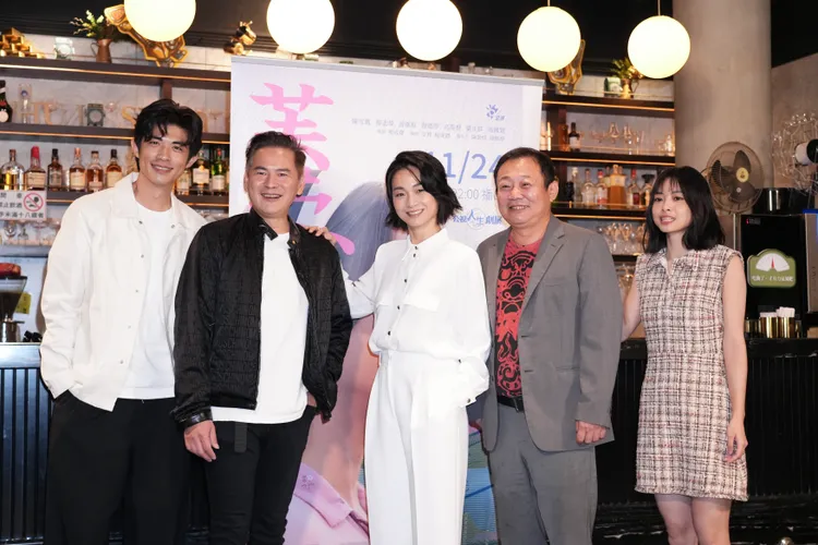 梁正群（左起）、馬國賢、陳雪甄、鄭志偉、游珈瑄一起為戲宣傳。彭欣偉攝