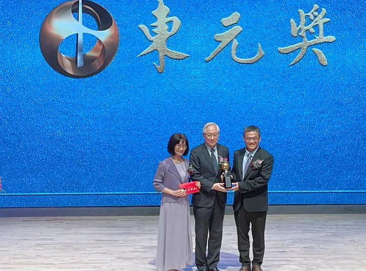 中興大學化學工程學系林慶炫特聘教授（右）11月9日榮獲東元獎肯定。中興大學提供