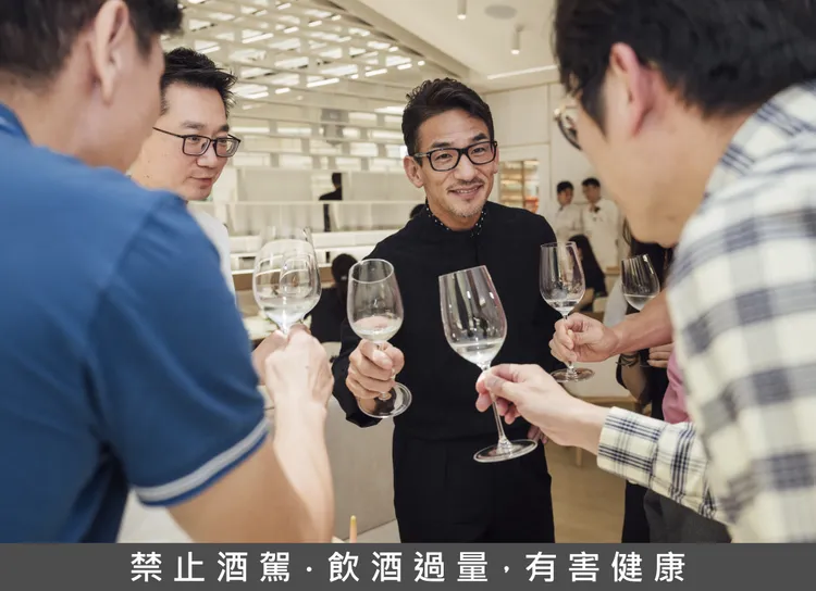 中田英壽先生熱情與參加來賓互動，現場氣氛歡愉。業者提供