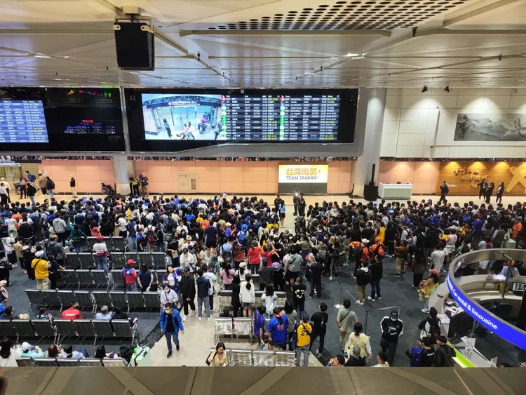 中華隊選手團，25日晚間返抵桃園機場國門。記者李俊毅攝