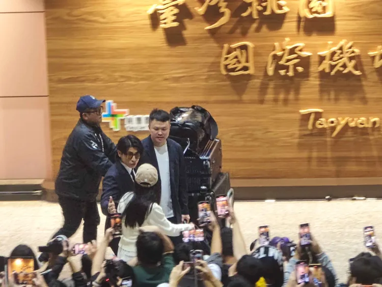 中華隊選手陳傑憲與老婆入境畫面。記者李俊毅攝