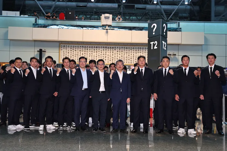 中華隊全隊穿西裝。 中職提供