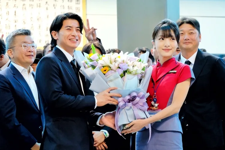 陳傑憲接受獻花。   中央社