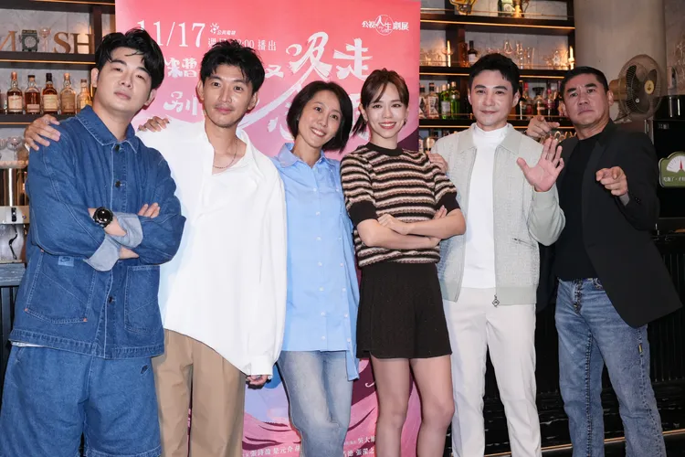 胡瑋杰（左起）、曾少宗、張詩盈、夏于喬、是元介、吳大維開心合影。彭欣偉攝影