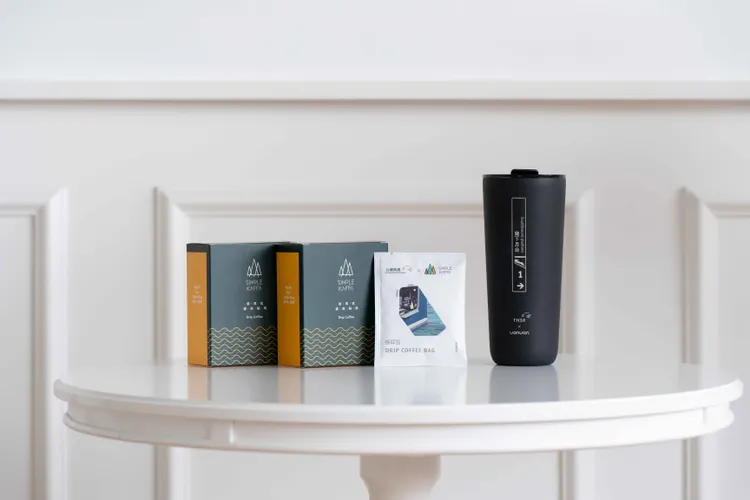 「高鐵x興波掛耳包+ HIDING iN月台杯組」。高鐵提供